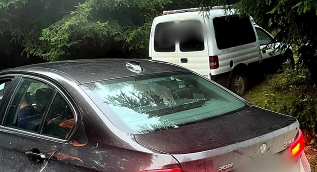 Mieszkaniec powiatu kłodzkiego kierował mając zakaz prowadzenia wszelkich pojazdów mechanicznych obowiązujący go dożywotnio. Ponadto był w stanie po spożyciu alkoholu. Teraz odpowie nie tylko za wykroczenia ale również złamanie zakazu sądowego i niezatrzymanie się do kontroli drogowej