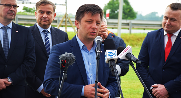 	Michał Dworczyk podczas briefingu prasowego w Ząbkowicach Śląskich dot. budowy drogi S8